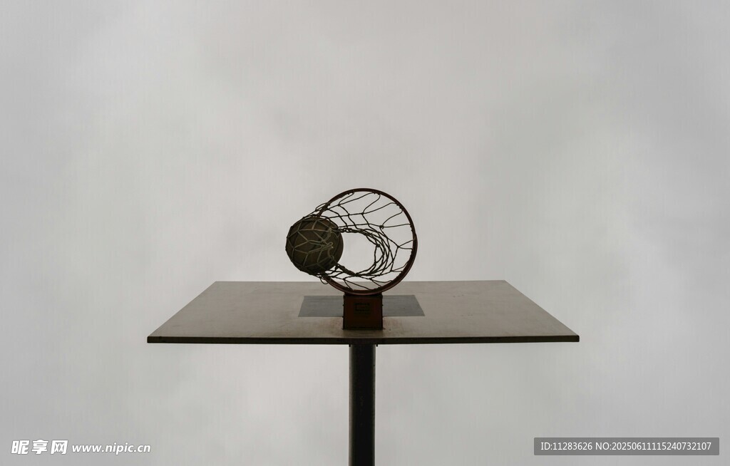 简约金属摆件置于台面上