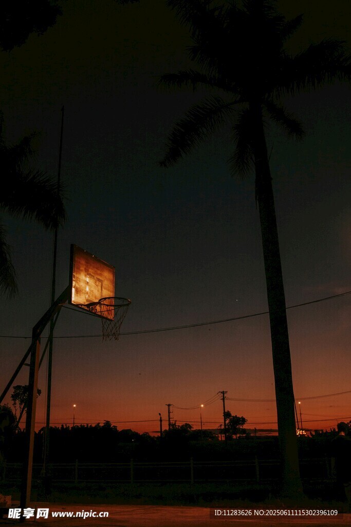黄昏下的篮球架
