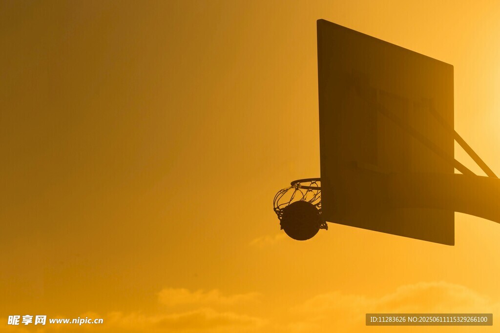 夕阳下的篮球框剪影