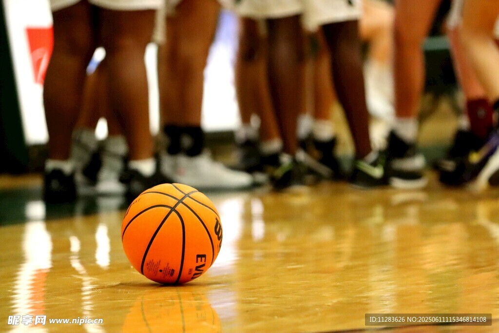 篮球场上的孤独篮球