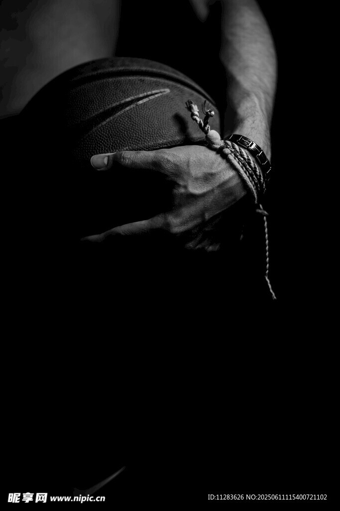 手握篮球的运动瞬间