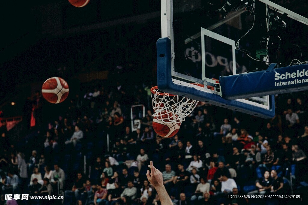 篮球比赛精彩投篮瞬间