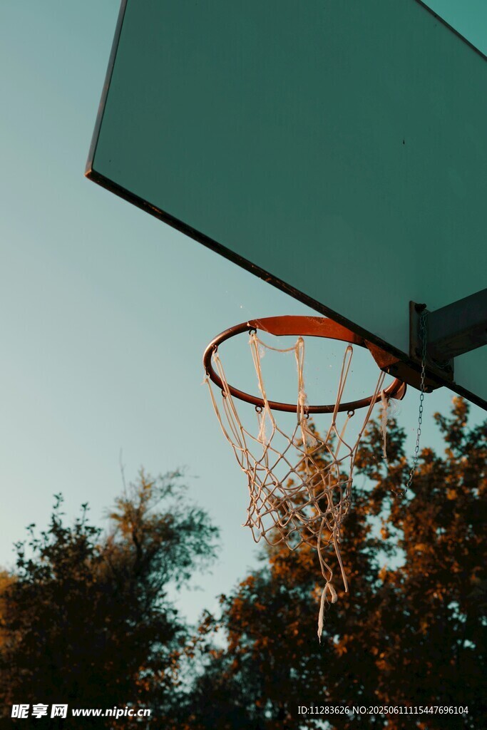 夕阳下的篮球框