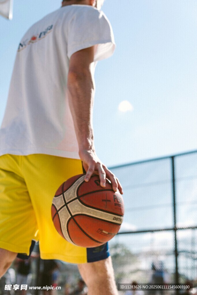 少年持篮球于户外场景