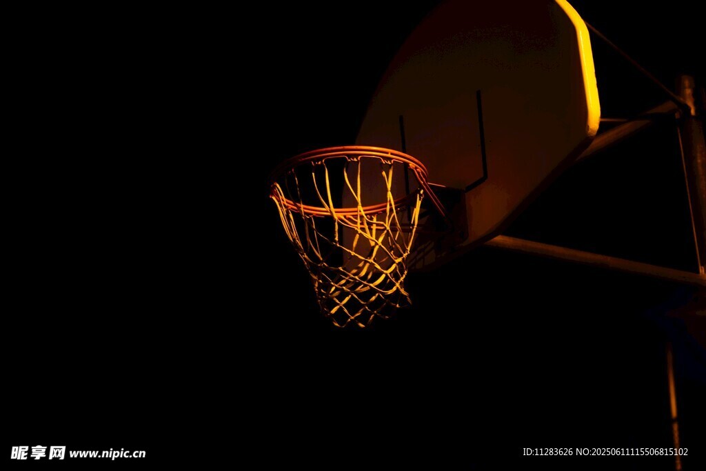 夜色中的篮球框
