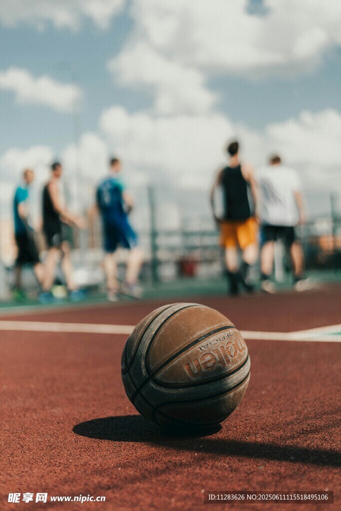 篮球静置于红色运动场上