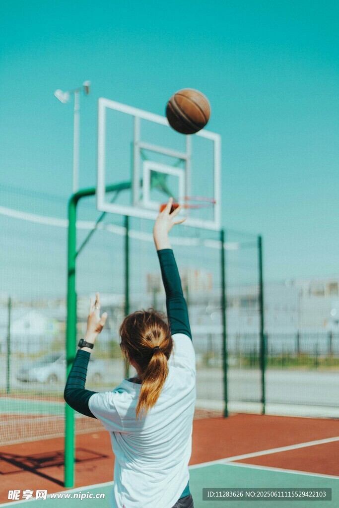 女子户外篮球场投篮瞬间
