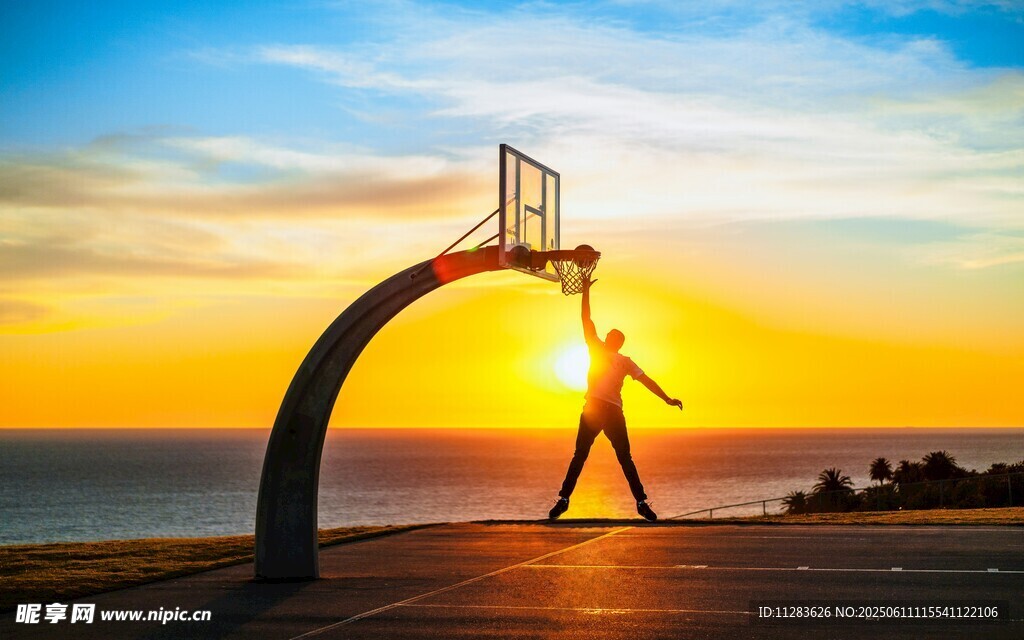 夕阳下的海边篮球运动