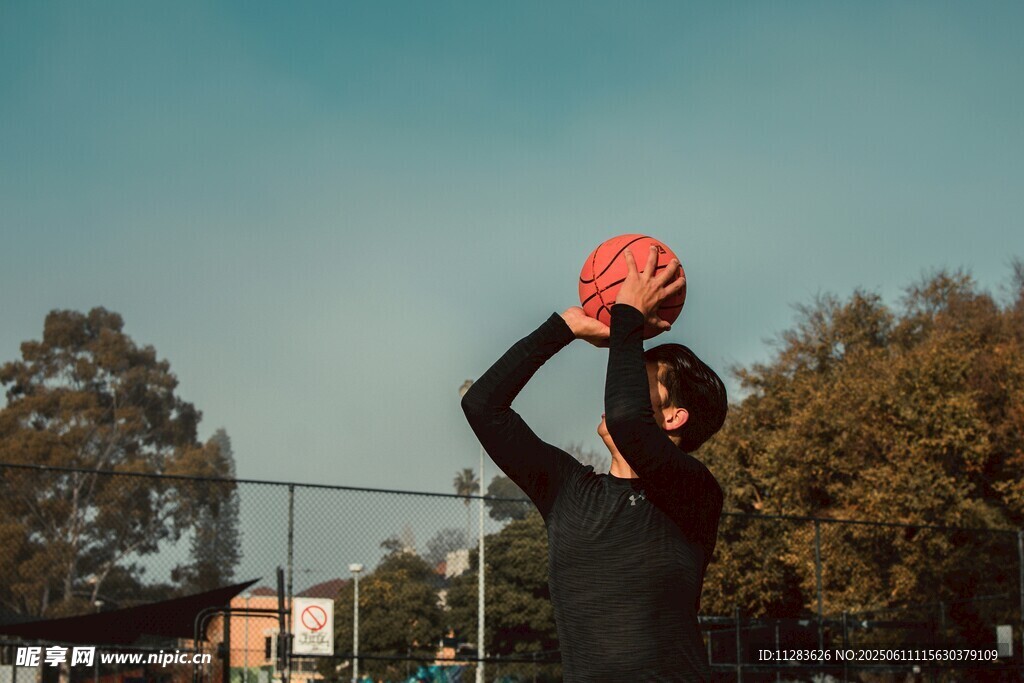 男子户外双手举篮球