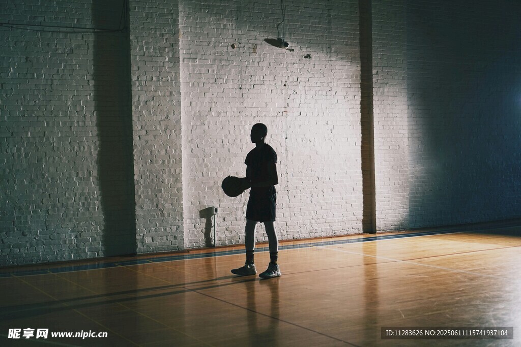 篮球少年于室内球场独练
