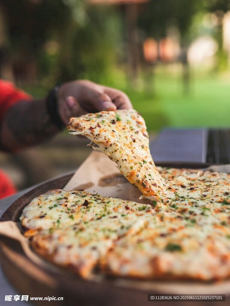手拿美味披萨特写