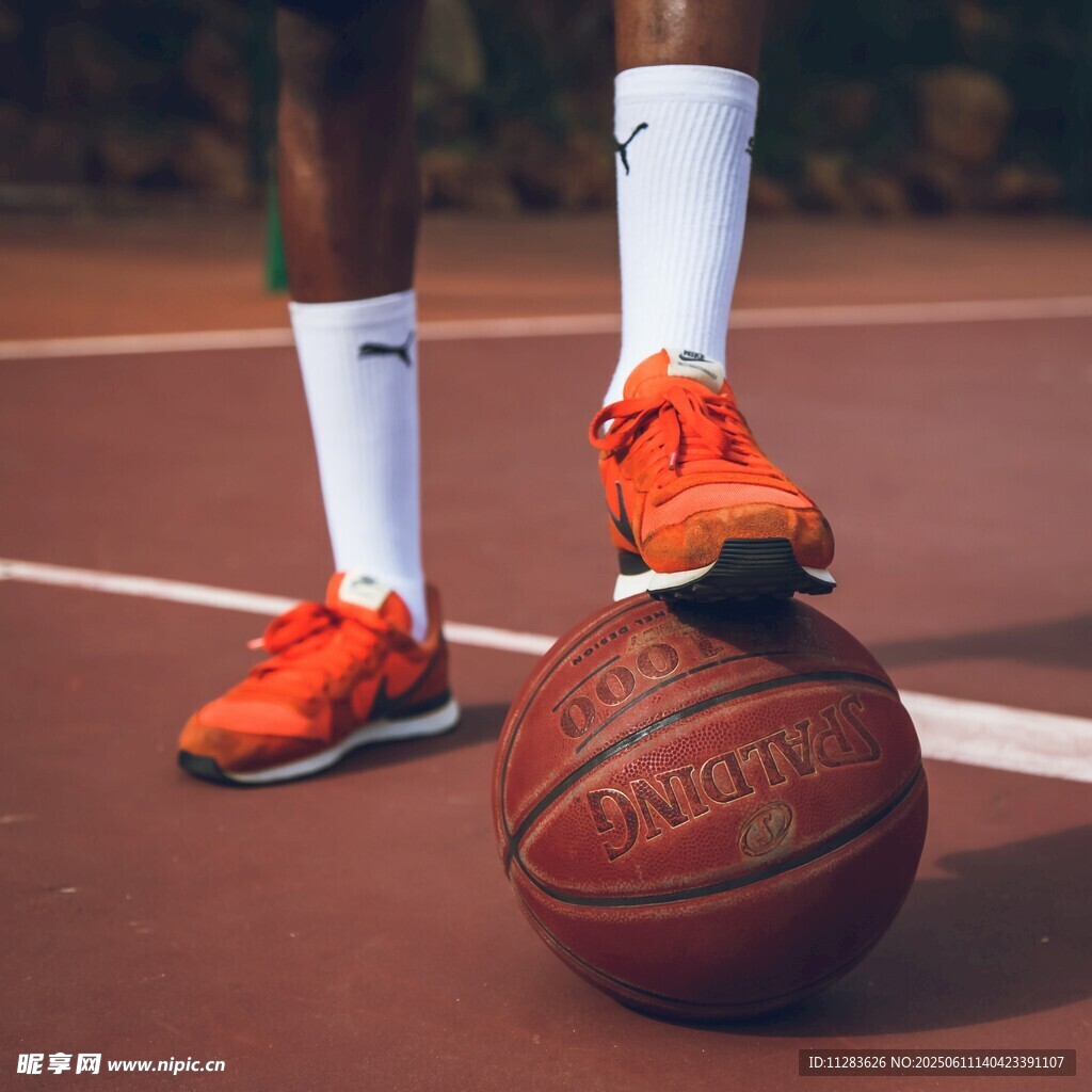 篮球场上的橙色球鞋与球
