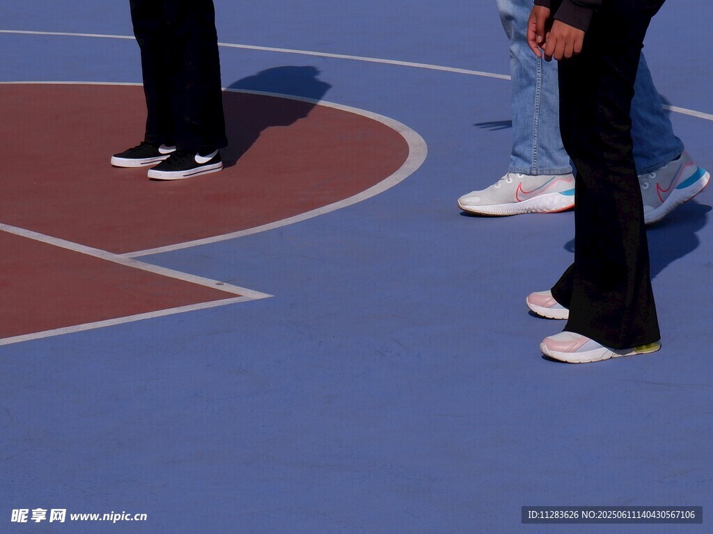 篮球场上的人物脚部特写
