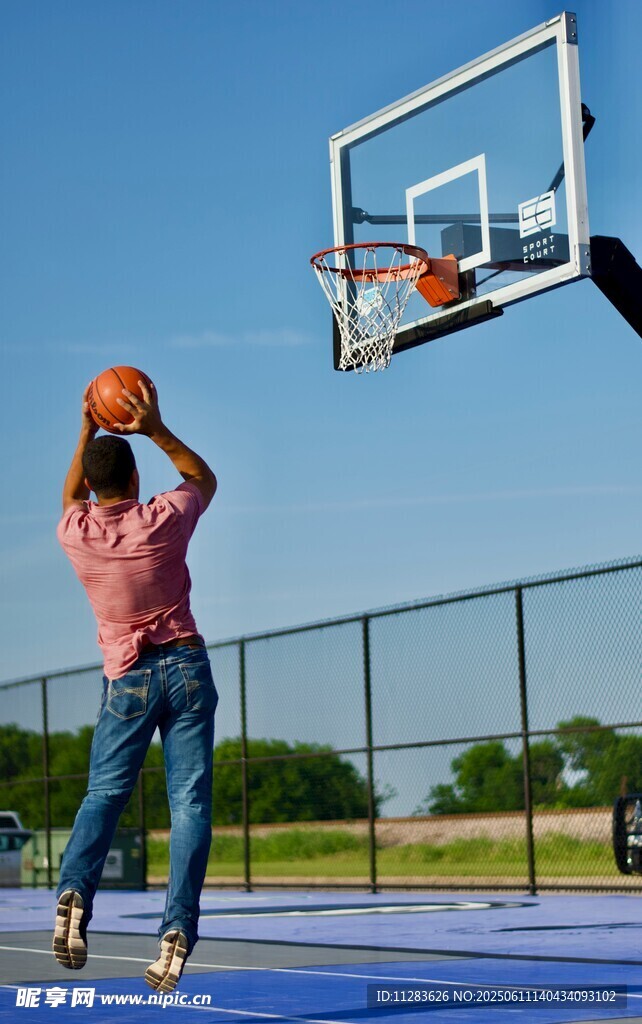 女孩在户外篮球场准备投篮
