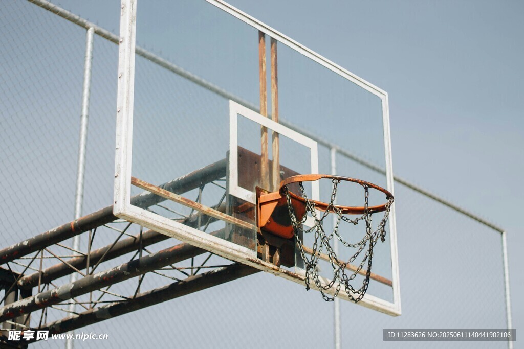 户外篮球架特写