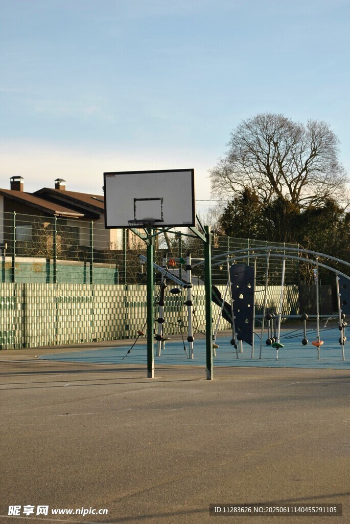 户外空旷篮球场场景