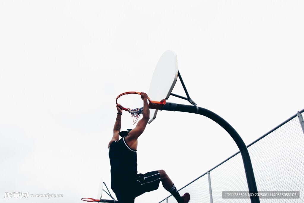 篮球运动员空中扣篮瞬间