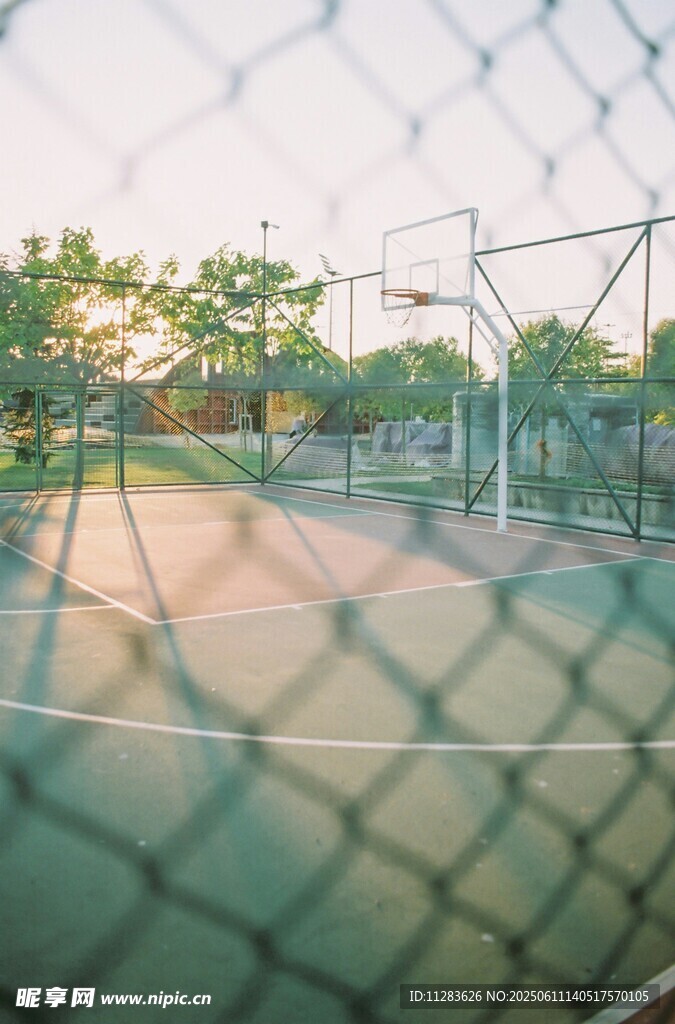 透过围栏看户外网球场