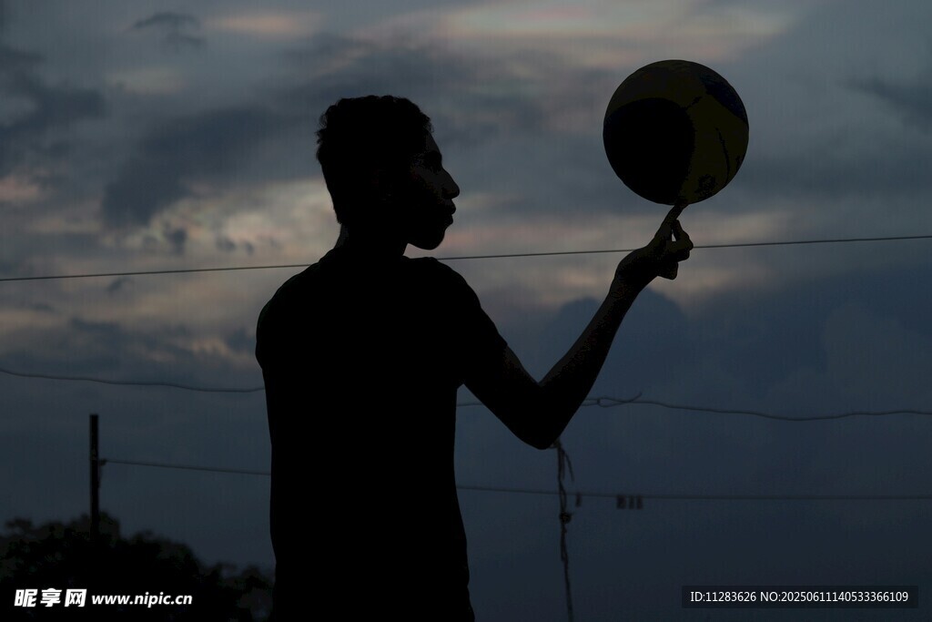 黄昏下的少年与手中气球