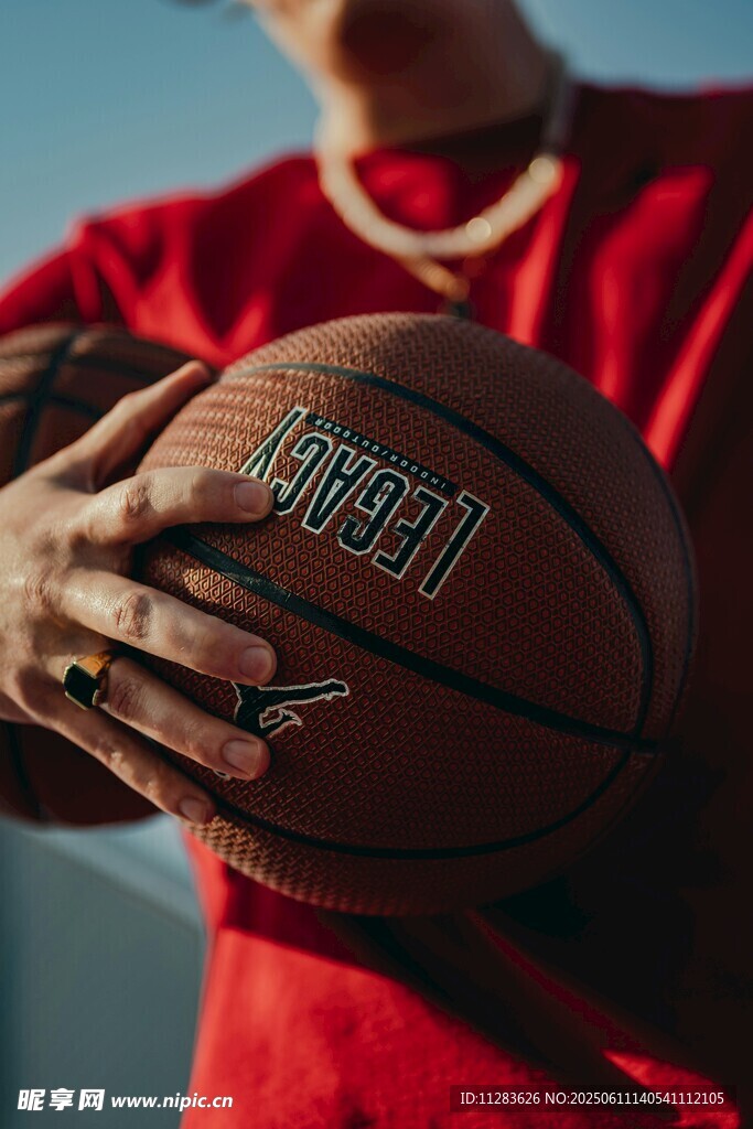手持篮球的运动者