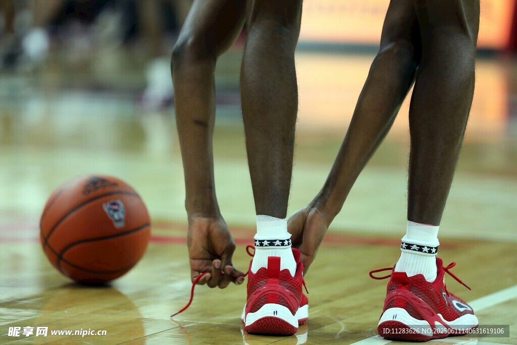 篮球运动员赛场系鞋带瞬间