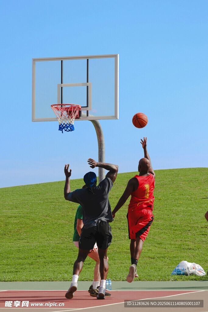 户外篮球场上的激烈对抗