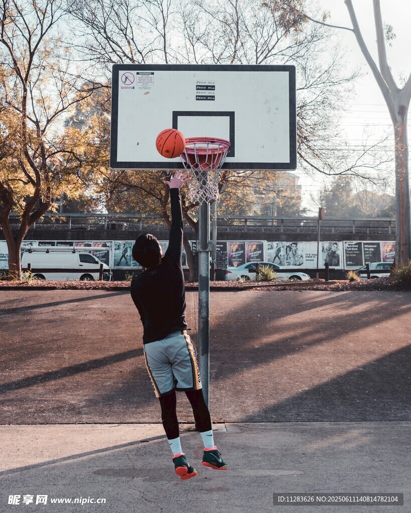 男子户外篮球场潇洒扣篮