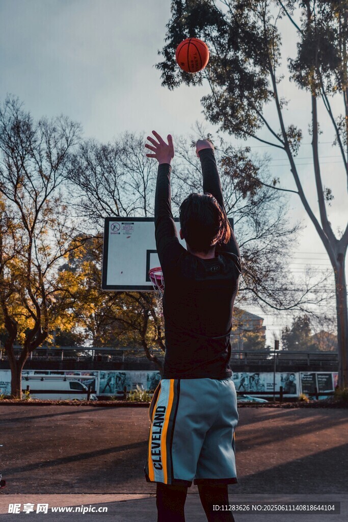 男子户外专注投篮瞬间