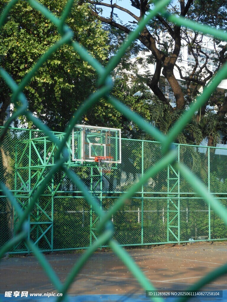 透过围栏看篮球场地