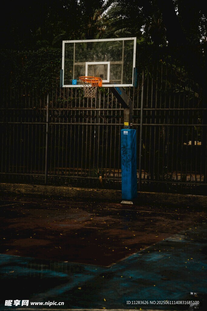 夜晚中的篮球架