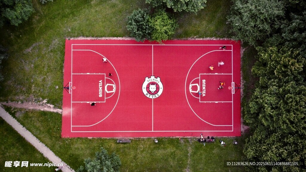 俯视视角下的红色篮球场