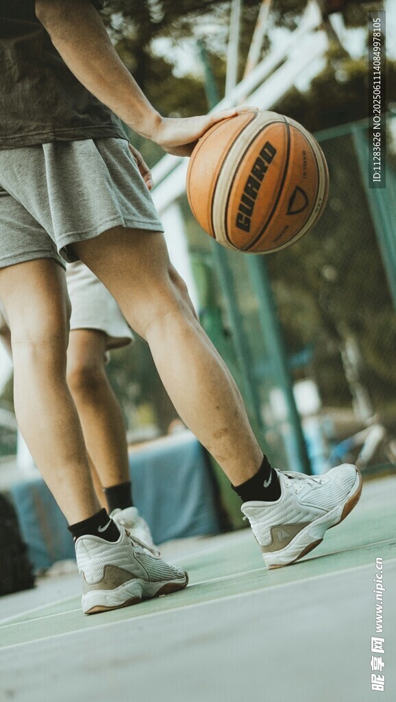 青少年篮球场上活力瞬间