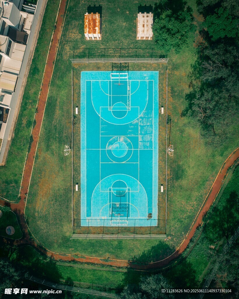 空中俯瞰户外蓝色篮球场