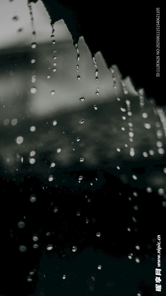 雨滴滑落的朦胧瞬间
