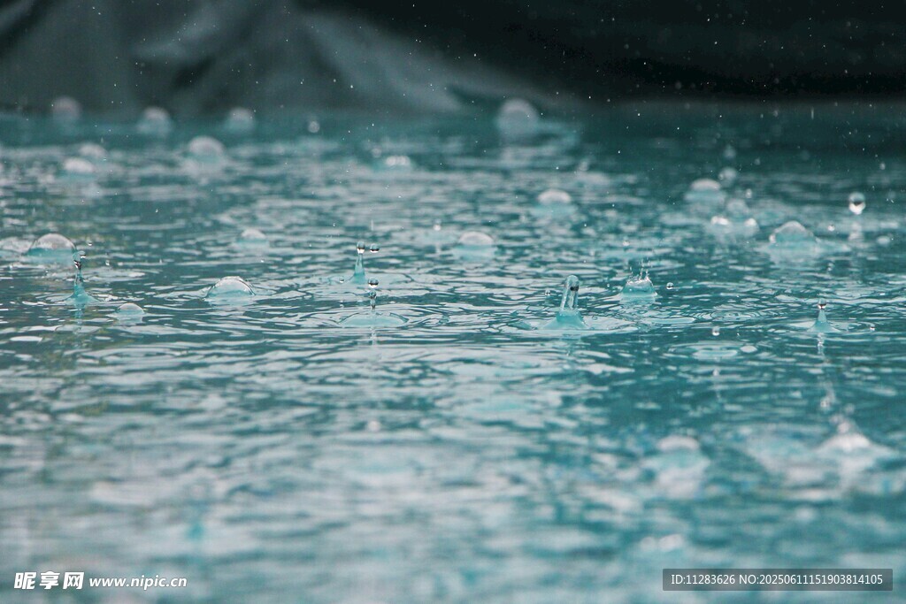 雨滴落入水面的美丽瞬间