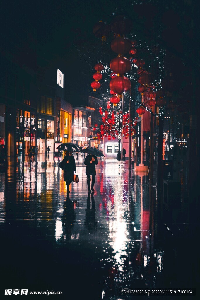 雨夜街头的浪漫光影