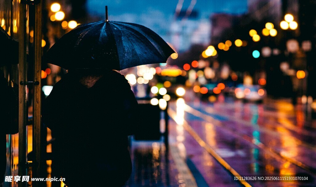雨夜撑伞人
