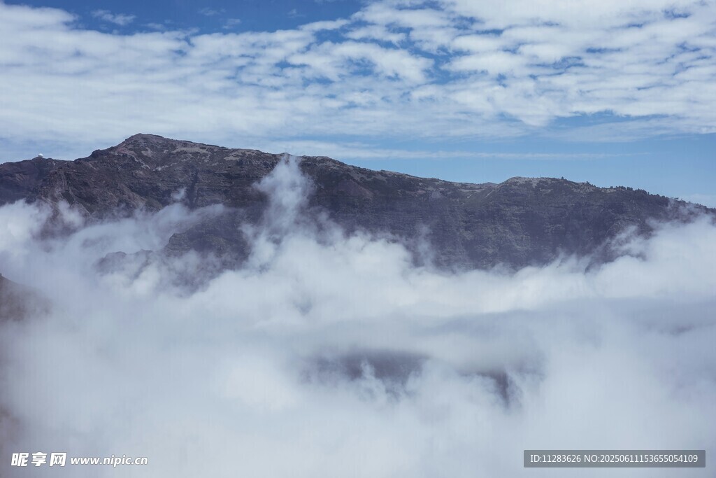云海中的巍峨山峰