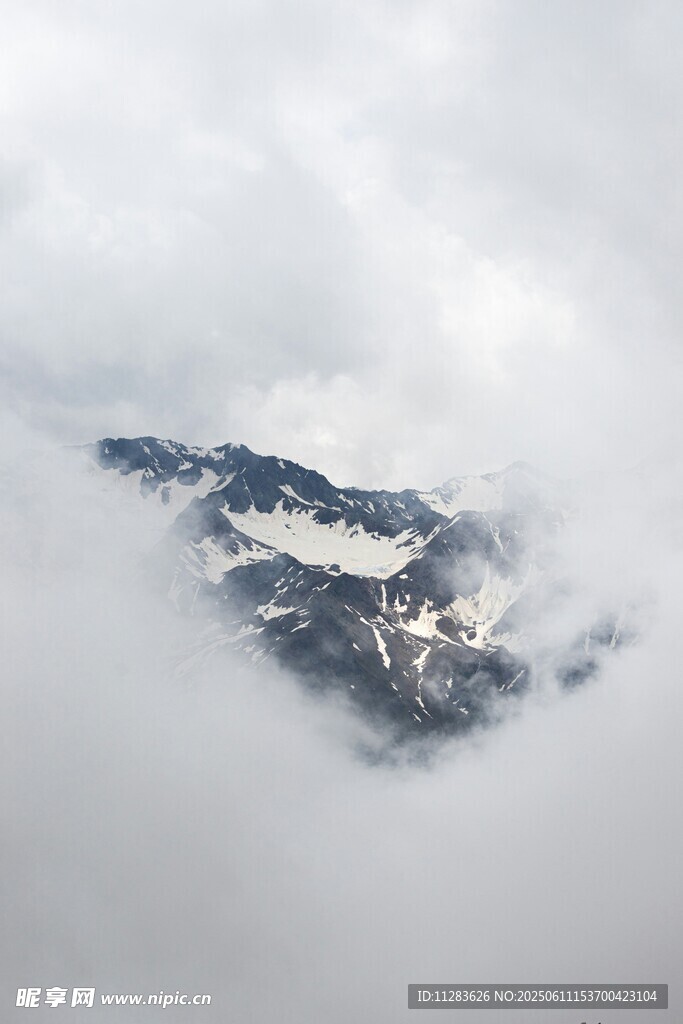 云雾缭绕中的雪山美景