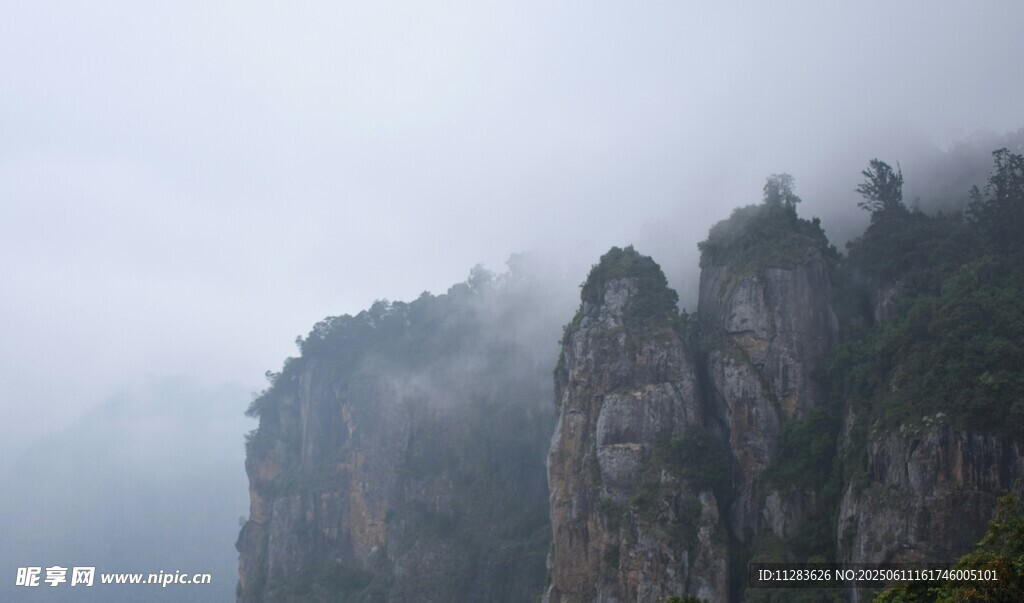云雾缭绕的险峻山峰
