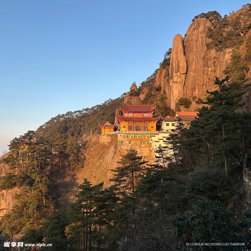 山间古寺倚峭壁