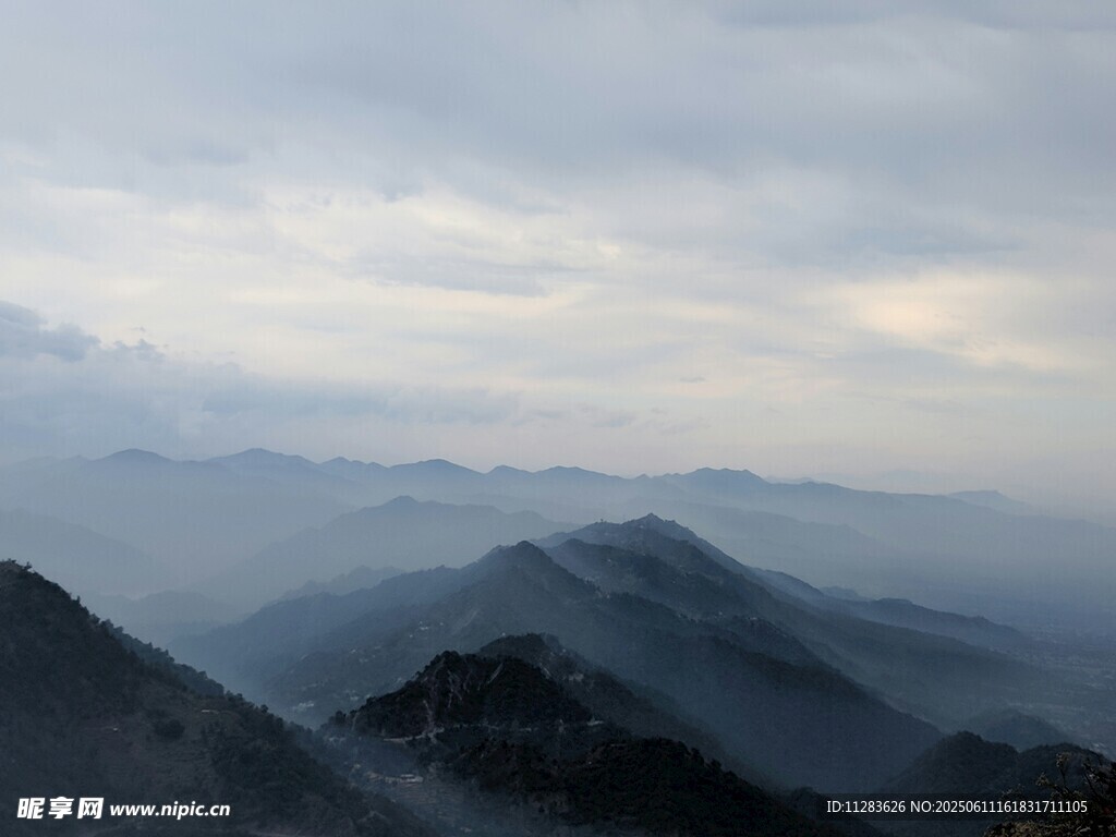 云雾缭绕的壮美山峦