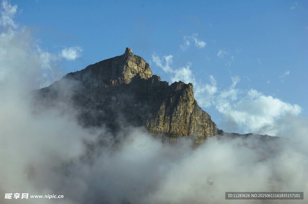 云雾缭绕中的巍峨山峰