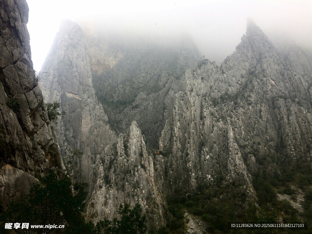 云雾缭绕的壮丽山峰