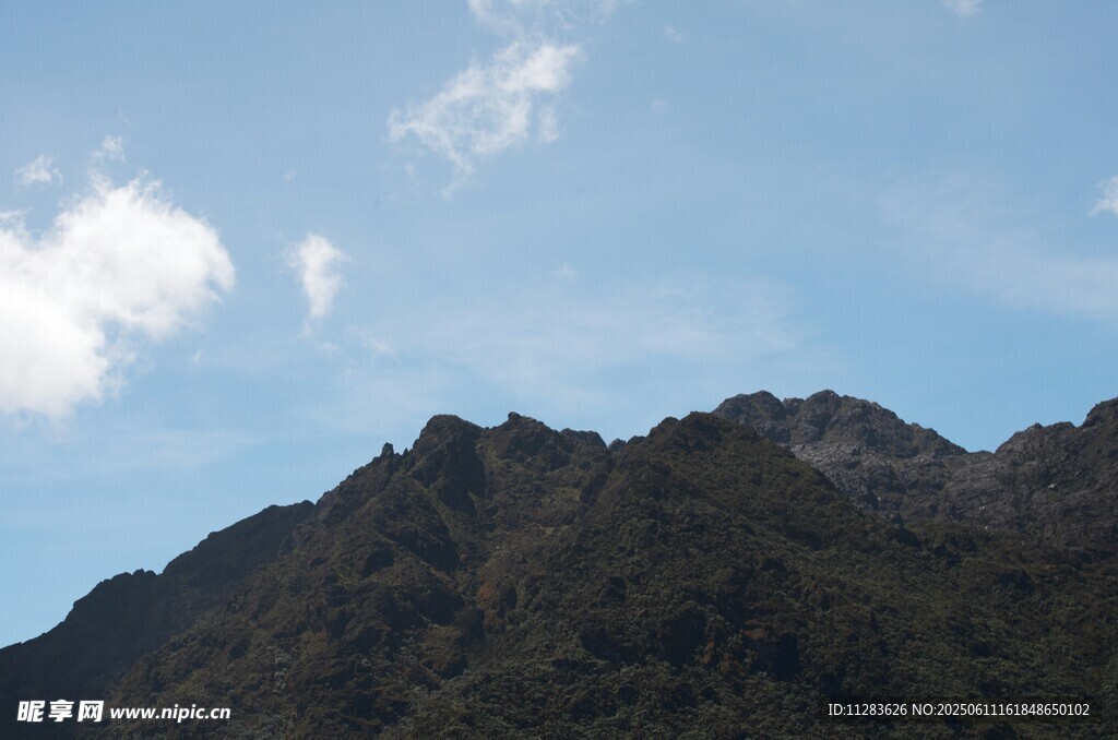 巍峨青山映蓝天