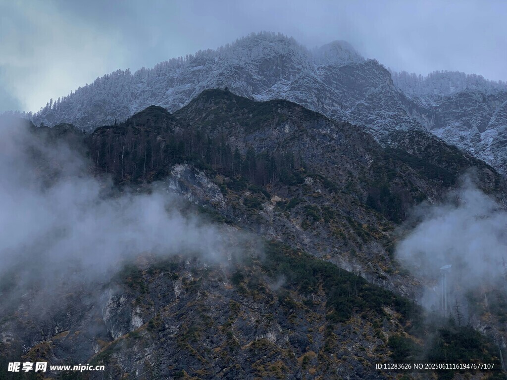 云雾缭绕的巍峨山峰