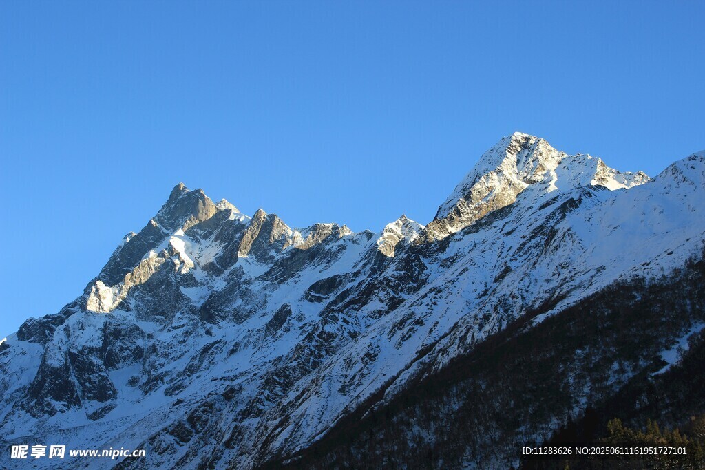 巍峨雪山壮丽景致