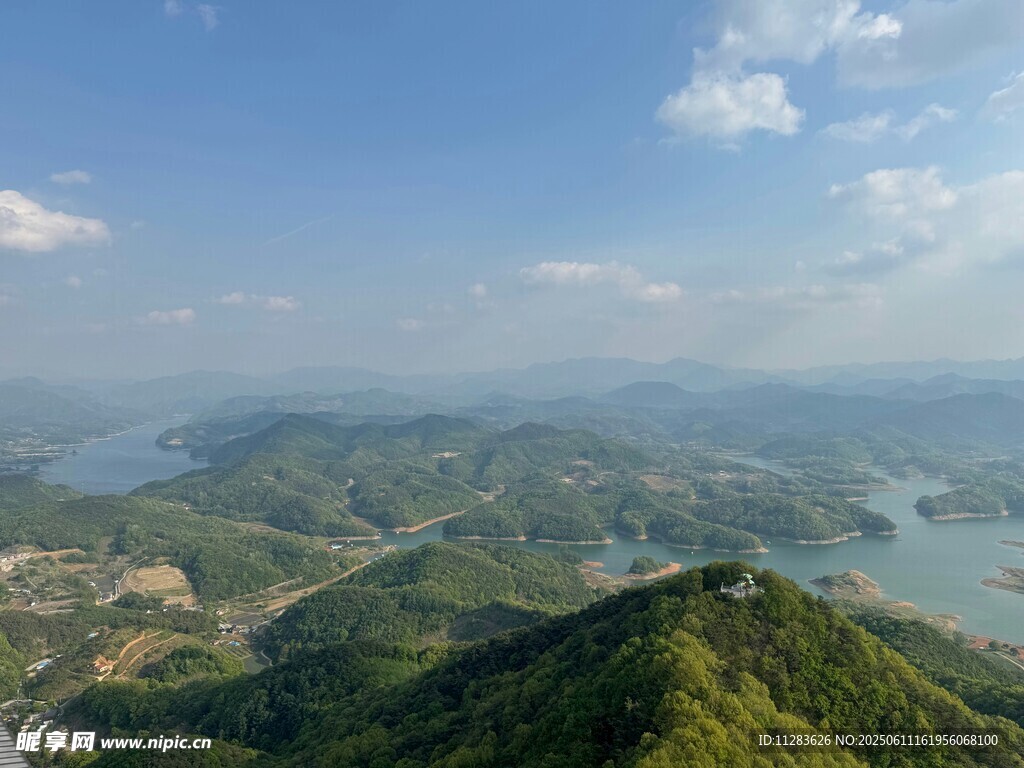山峦湖泊壮美风光