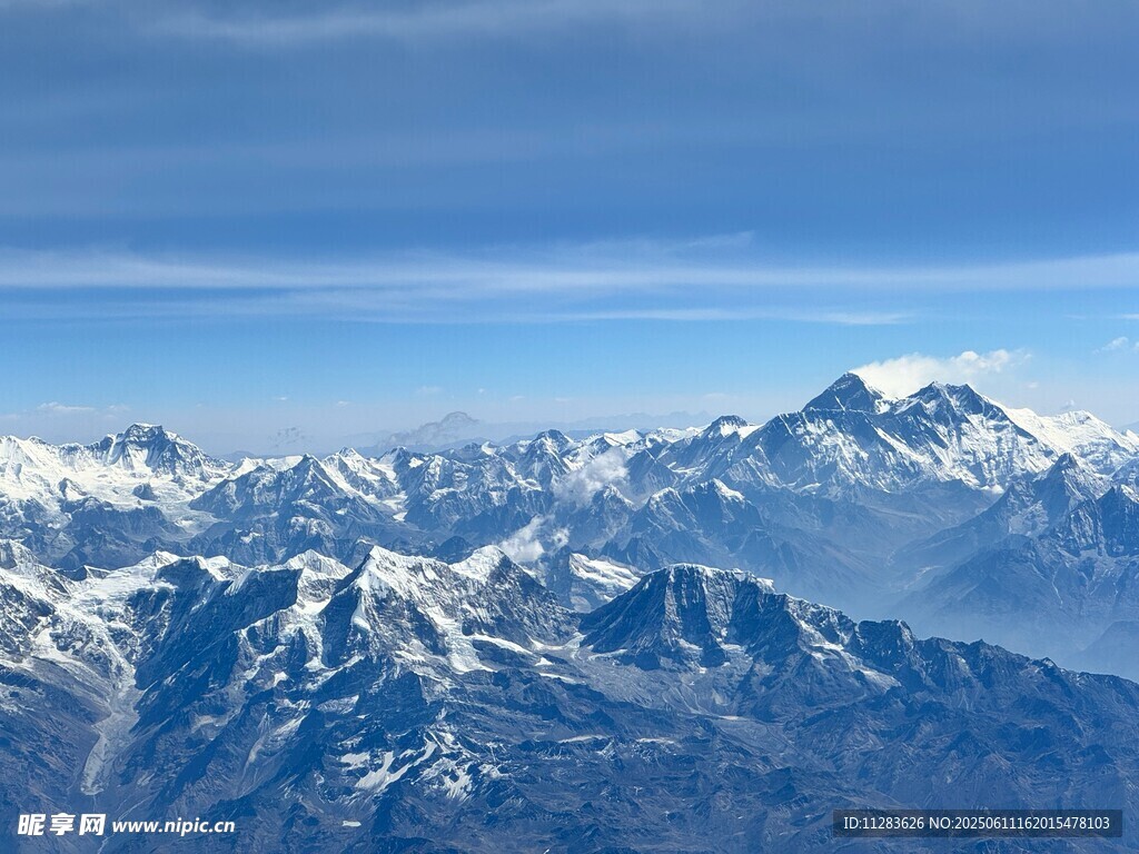 俯瞰壮丽雪山美景