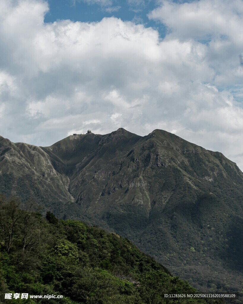 青山云海间的壮美风光